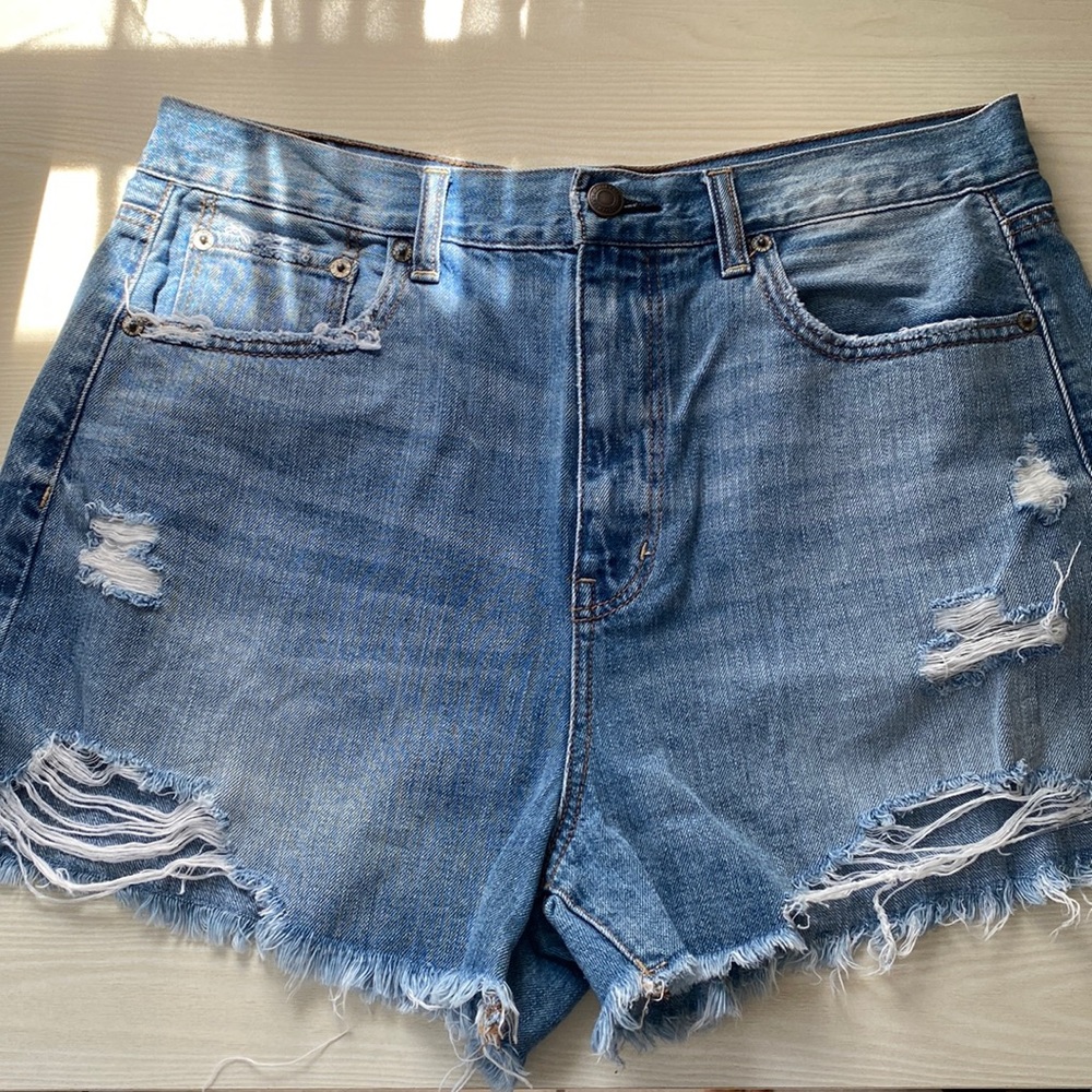 American Eagle light wash denim mom short loose fit in a size 10